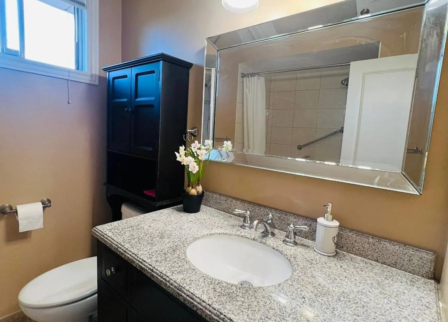 بيت ضيافة Cozy Stay, Self Check-In With Parking Available Upon Request تورونتو كندا